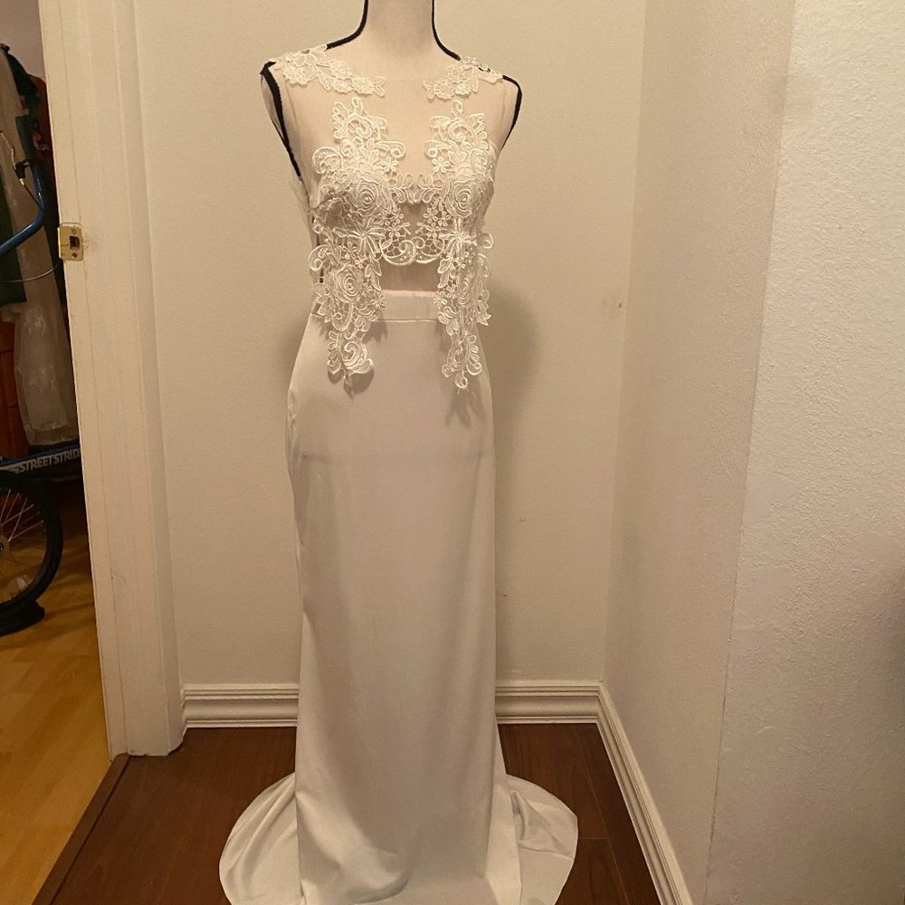 GORGEOUS WEDDING DRESS GOWN LACEY